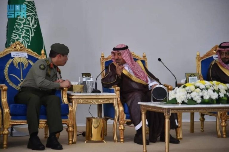 استقبال أمير نجران للعاملين في الجهات الحكومية والعسكرية بمنفذ الوديعة الحدودي