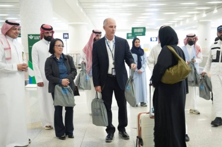 استقبال أولى رحلات الحج البريطانية في مطار الملك عبد العزيز