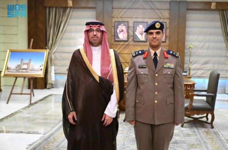 الأمير سعود بن جلوي يكرم مدير الدفاع المدني بجدة برتبة جديدة