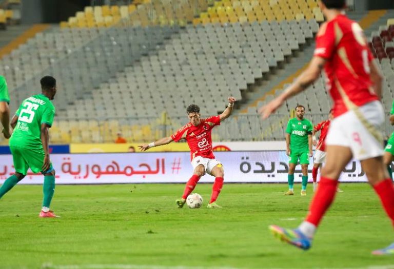 الأهلي يتقدم بهدفين بعد تأخره أمام المصري في الشوط الأول