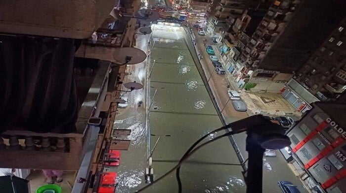 الإسكندرية تتعرض لإعصار مفاجئ يرافقه برق ورعد وسقوط ثلوج | صور