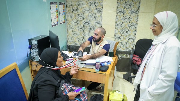 التزام الحجاج بالإجراءات الصحية يضمن سلامتهم أثناء المناسك