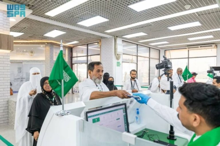 الحج الأول لمدير المدرسة المتقاعد من دكا