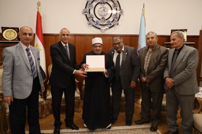 الدكتور أحمد كريمة يجتمع مع المركز القومي للبحوث
