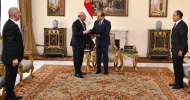 الرئيس السيسى يستلم دعوة عراقية لحضور القمتين العربيتين