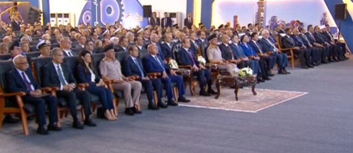 الرئيس السيسي يستعرض فيلمًا تسجيليًا حول دعم عمال مصر