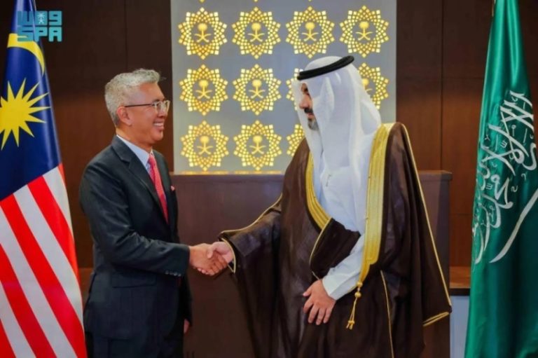 السواحه يبحث مع وزير الاستثمار الماليزي تعزيز الشراكة