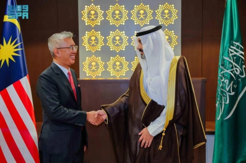 السواحه يبحث مع وزير الاستثمار الماليزي تعزيز الشراكة