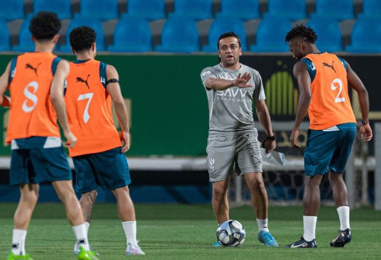 الشلهوب يناقش خطة وأسماء الأجانب في الهلال قبيل مواجهة الرائد