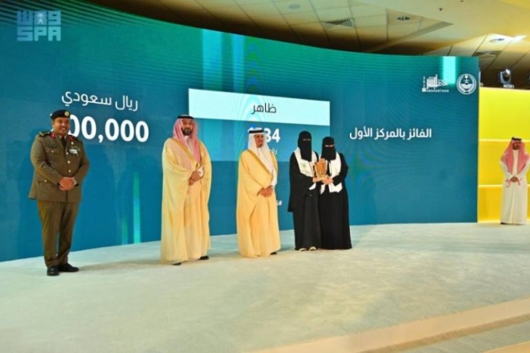 الفائزون في تحدي أبشر 2025 يتسلمون جوائزهم من نائب وزير الداخلية