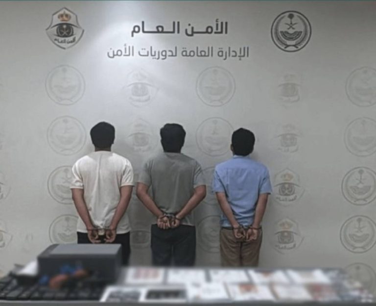 القبض على ثلاث مقيمين بسبب إعلانات حج زائفة ومضللة
