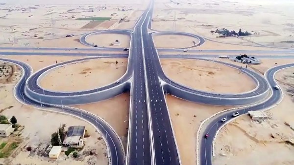 المشروع القومي للطرق يعتمد على بويات مصرية مضيئة بنحو 75% تصنيع محلي