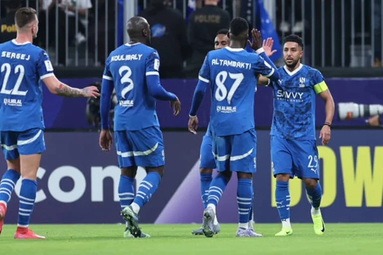 الهلال يسعى لحل أزمة دفاعه قبل مواجهة الفتح