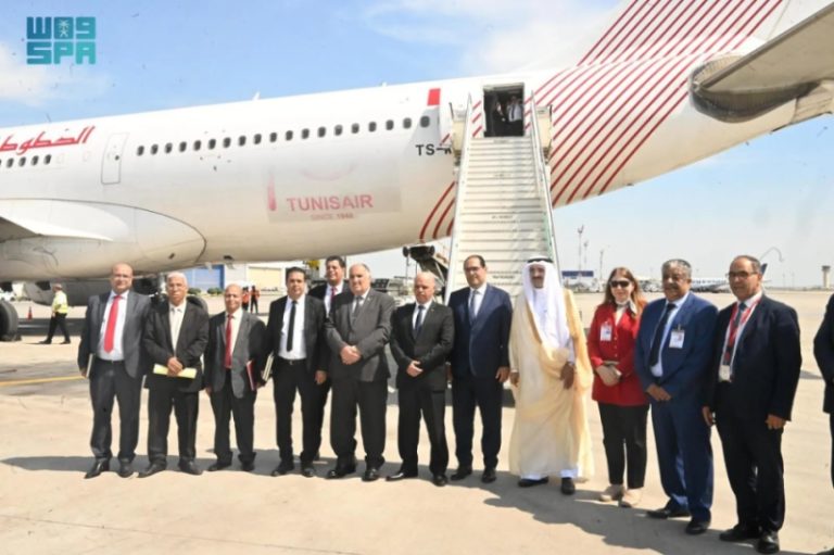 انطلاق الفوج الأول من الحجاج التونسيين نحو المقدسات الدينية
رحلة الفوج الأول من الحجاج التونسيين إلى الأماكن المقدسة
أول مجموعة من الحجاج التونسيين تغادر نحو المشاعر المقدسة