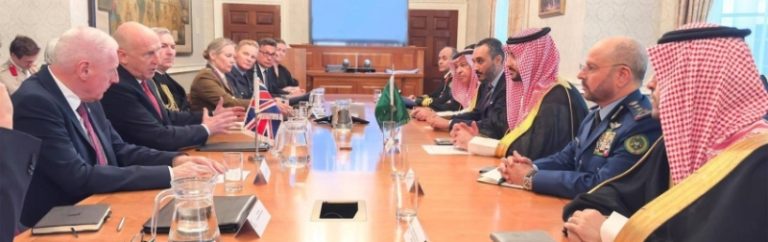 بحث وزير الدفاع مع نظيره البريطاني في الاستراتيجية العسكرية