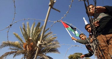 بدء تدفق مساعدات إنسانية إلى غزة مع تأكيد واشنطن بعدم مشاركة إسرائيل