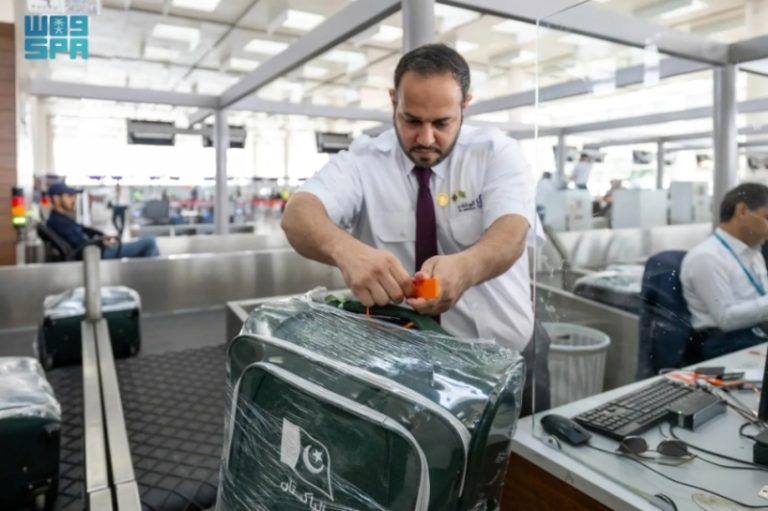 بدء خدمة فرز وترميز الأمتعة في مبادرة طريق مكة من مطار إسلام آباد إلى مواقع إقامة المستفيدين بالمملكة