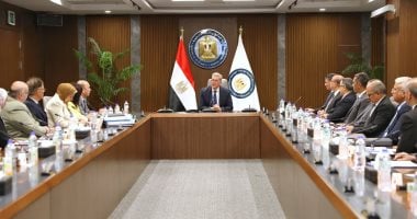 بدوي يؤكد أهمية البترول الجوية في نقل العاملين بمناطق البحث والإنتاج