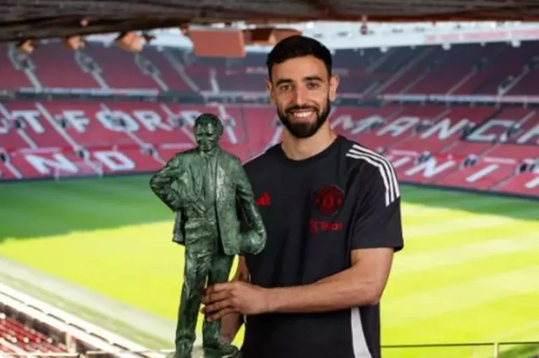 برونو فيرنانديز يُحرز جائزة لاعب العام في مانشستر يونايتد للعام الثاني على التوالي