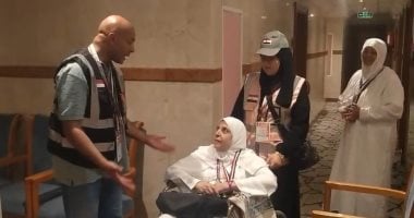 بعثة القرعة تُساند حاجة مريضة لأداء عمرة القدوم بسيارة وضابطة ترافقها