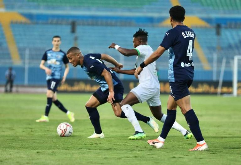 تجري مباراة حاسمة بين البنك الأهلي وبيراميدز في دوري نايل
