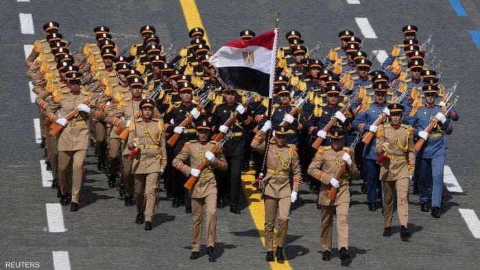 تحت مراقبة الرئيس السيسي.. استعراض مهيب للشرطة العسكرية المصرية في احتفالات النصر مع تحية من بوتين