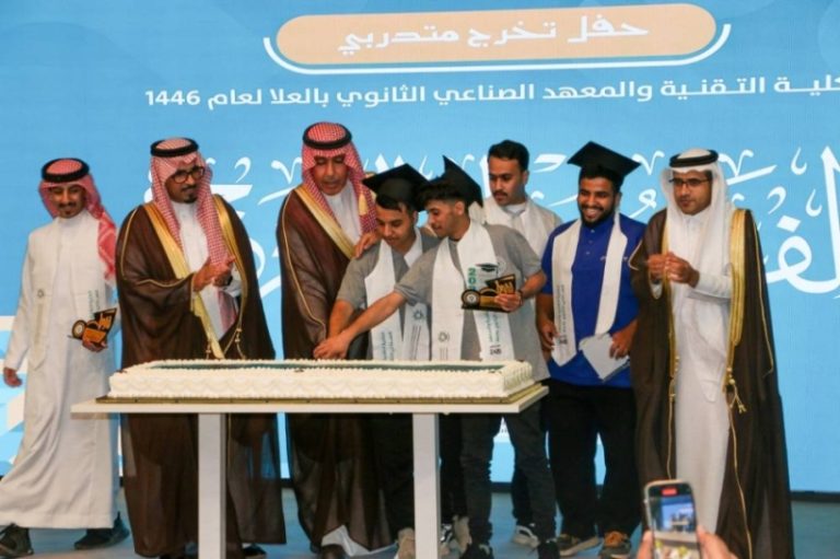 تخريج طلاب الكلية التقنية والمعهد الصناعي برعاية محافظ العلا