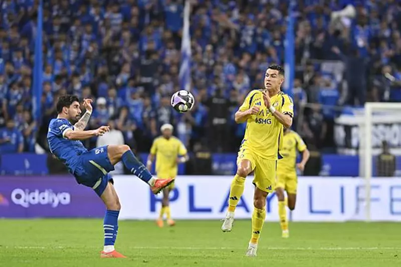 ترتيب الدوري السعودي بعد فوز الهلال وتعادل النصر يثير حماس المشجعين