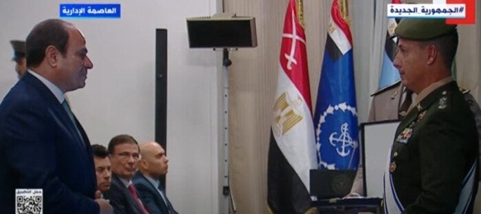 تسلم الرئيس السيسي وشاح العضوية الفخرية من رئيس المجلس الدولي للرياضة العسكرية