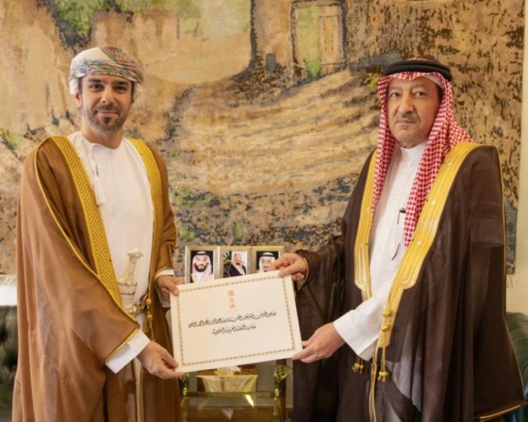 تسليم أوراق اعتماد سفير سلطنة عُمان للخريجي