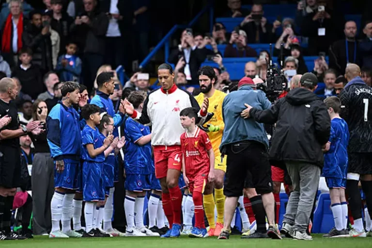 تشيلسي يقيم ممرًا شرفيًا لليفربول بمناسبة تتويجه بلقب الدوري الإنجليزي (فيديو وصور)