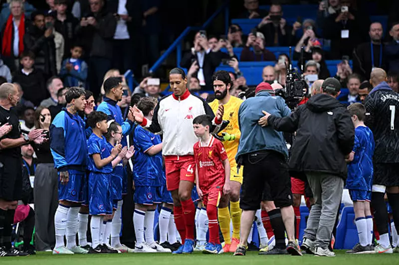 تشيلسي يقيم ممرًا شرفيًا لليفربول بمناسبة تتويجه بلقب الدوري الإنجليزي (فيديو وصور)