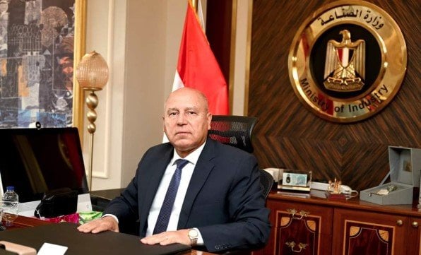 تصريحات كامل الوزير: «لا أحد طلب من عمال بلبن رفع صورة الرئيس أو العلم»