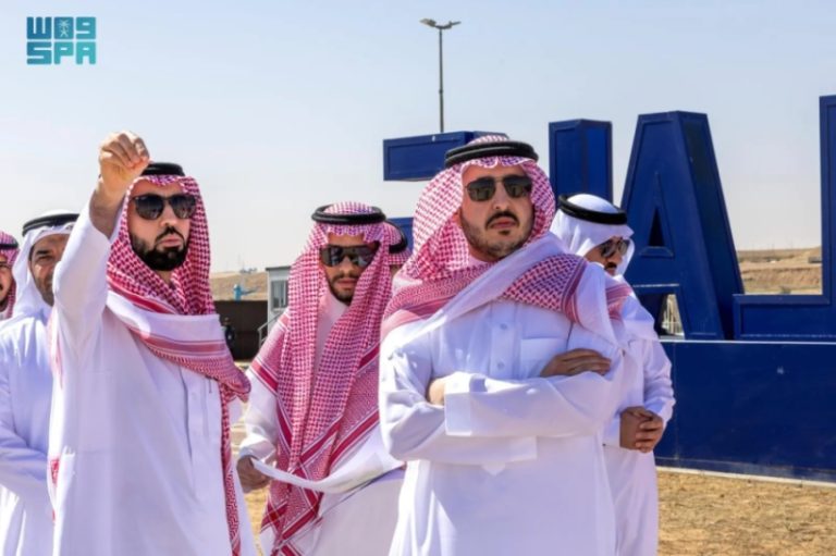 تفقد أمير الجوف مشروع داون تاون في بحيرة دومة الجندل