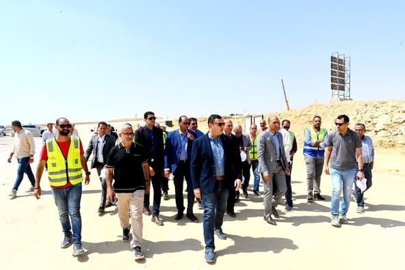تفقد وزير الإسكان مشروعات مرافق وطرق الامتداد الجنوبي بالقاهرة الجديدة