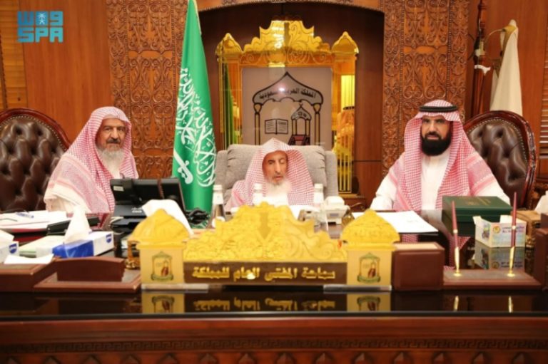 تقرير سنوي لفرع حائل يسلم للمفتي العام ونائبه