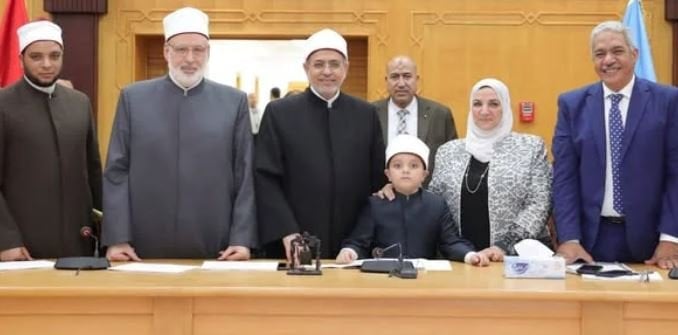 تكريم طالب الأزهر أنس مصطفى ربيع لإبداعه في حفظ القرآن والمتون