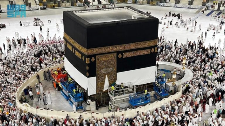 تم رفع كسوة الكعبة المشرفة استعدادًا لموسم حج 1446هـ