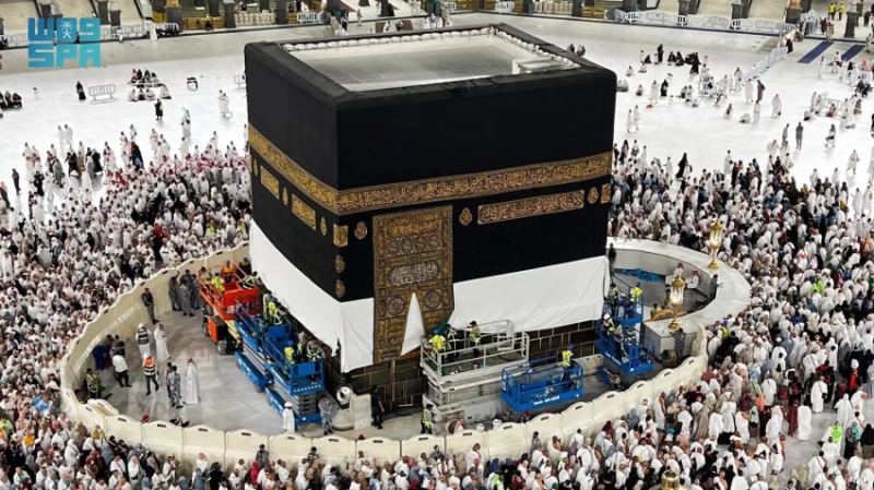 تم رفع كسوة الكعبة المشرفة استعدادًا لموسم حج 1446هـ