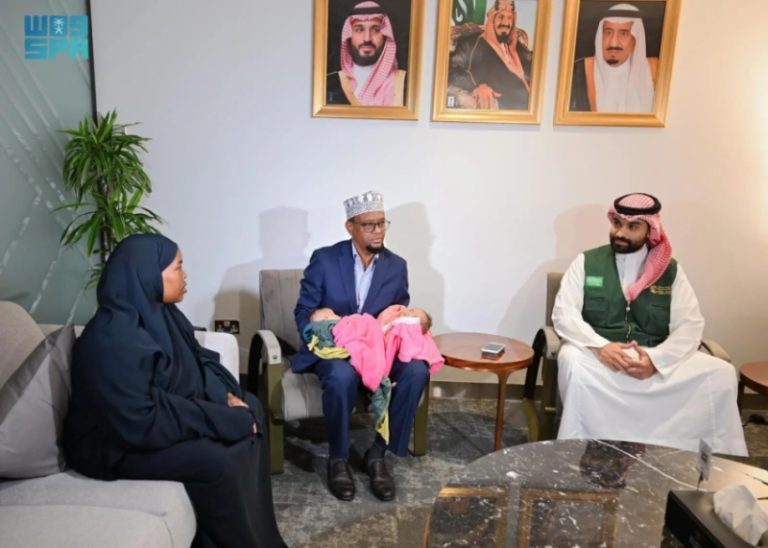 توأم صومالي ملتصق “رحمة ورملا” يصلان إلى الرياض