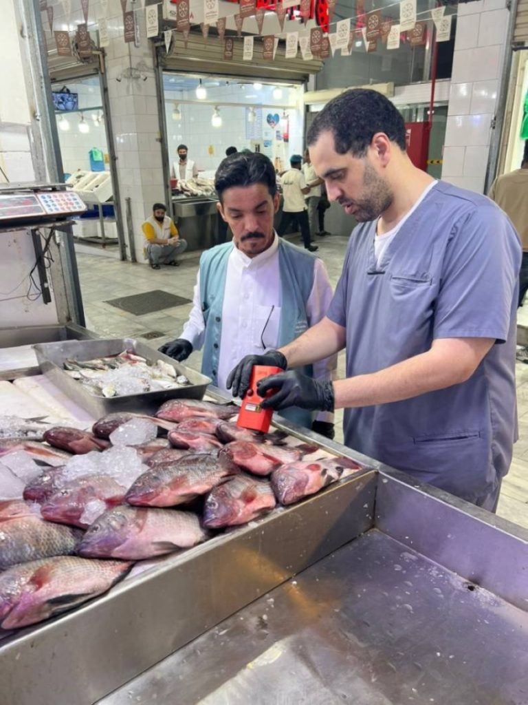 جهاز حديث يضعه فريق بيئة الطائف لفحص سلامة اللحوم والأسماك