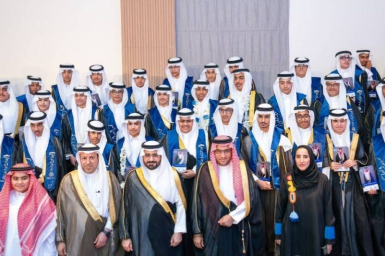حفل تخريج طلاب أكاديمية الكفاح المتوسطة بحضور وكيل محافظة الأحساء تحت شعار “طموح”
