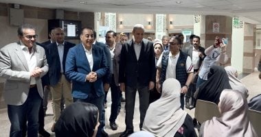 حوار ودّي لرئيس الوزراء مع المواطنين في مستشفى محلة مرحوم بالغربية