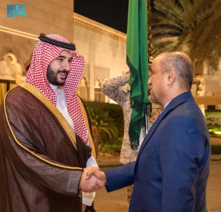 خالد بن سلمان يناقش الأوضاع اليمنية مع بن بريك