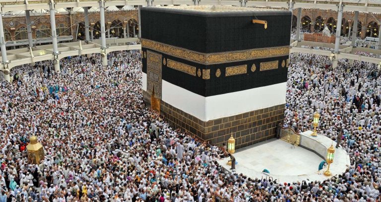 خيوط ذهبية تُنسَج لكسوة الكعبة المشرفة في مكة المكرمة
كسوة الكعبة المشرفة تُحاك بخيوط من الذهب في قلب مكة
كنوز مكة: خيوط ذهب تُستخدم في صناعة كسوة الكعبة المشرفة