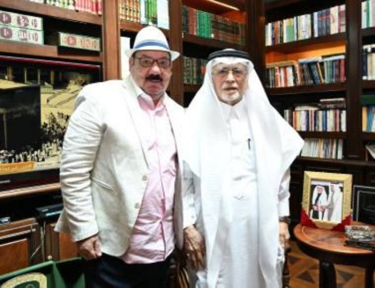 د. عبدالعزيز خوجة يستعرض كيمياء الحب ومتعته في الكيمياء
د. عبدالعزيز خوجة يكشف عن أسرار كيمياء الحب في حديثه عن الكيمياء
د. عبدالعزيز خوجة يتناول علاقة الكيمياء بالحب في حديث يستحق الاستماع
د. عبدالعزيز خوجة يسلط الضوء على كيمياء الحب من منظور علمي
د. عبدالعزيز خوجة يناقش سحر الكيمياء وأثرها في العلاقات العاطفية