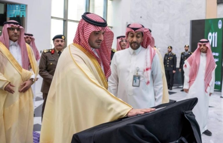دشّن الأمير عبد العزيز بن سعود مركز العمليات الأمنية الموحدة 911 في المدينة المنورة