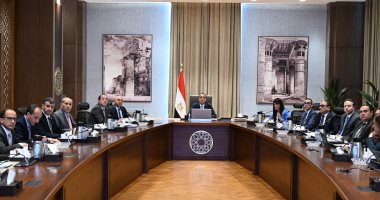 رئيس الوزراء يستعرض جهود لجنة إدارة الدين العام الخارجي وتنظيم الاقتراض