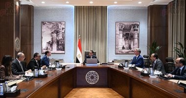 رئيس الوزراء يعزز جهود الحكومة لتحويل السيارات للغاز الطبيعي