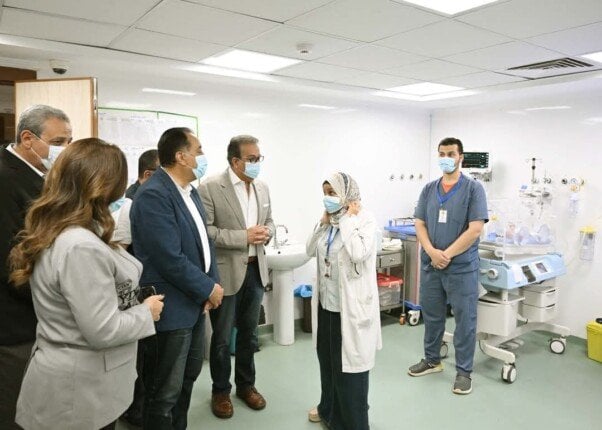 رئيس الوزراء يقوم بجولة تفقدية في مستشفى محلة مرحوم التخصصي ومشروع تغطية المصرف المواجه له